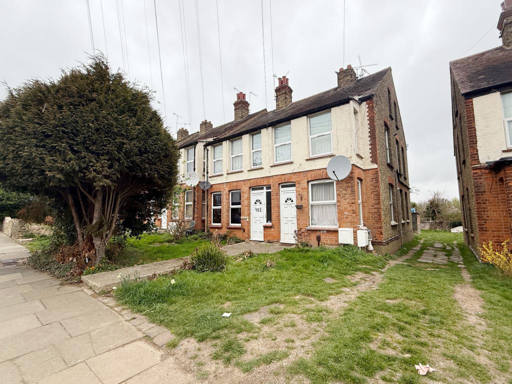 Lot: 68 - STUDIO FLAT FOR INVESTMENT - Front aspect of block with front door leading to communal entrance hall